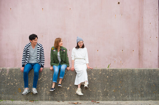 友達と話す20代男女3人