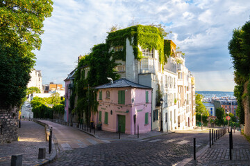 A quiet morning in the Paris neighborhood of Montmartre  - obrazy, fototapety, plakaty