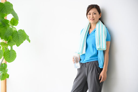運動後に休憩する中高年女性