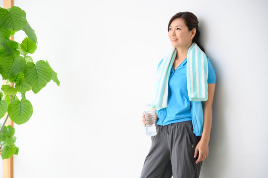 運動後に休憩する中高年女性