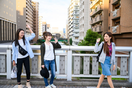 お別れをする女子旅の女性３人