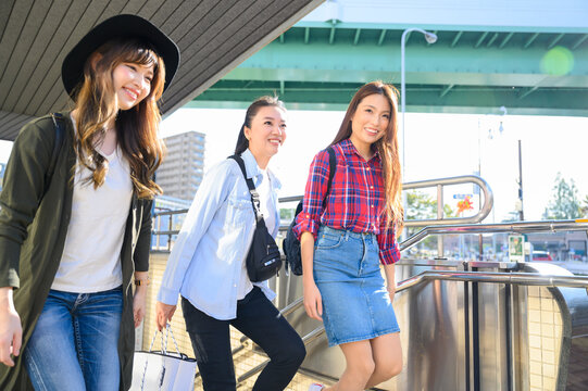 地下鉄の駅から出る女子旅をする女性３人