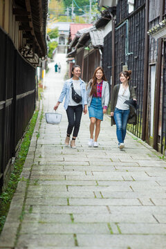 女子旅をする女性３人