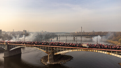 Fototapeta na wymiar independence march on the poniatowski bridge