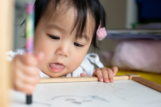 椅子に落書きをしている女の子