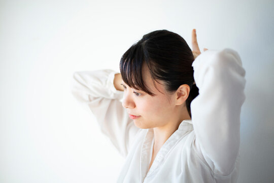 髪を結んでいる女性