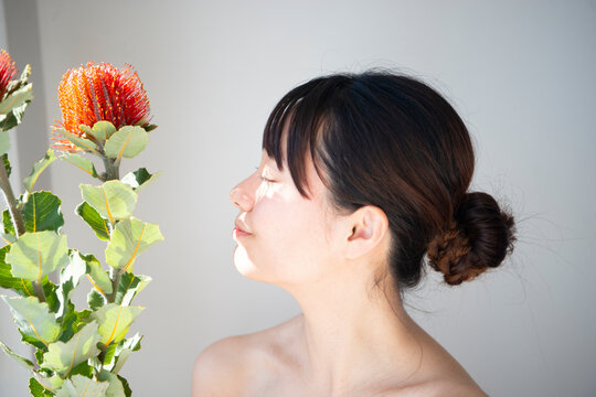 花を持っている女性のビューティーイメージ