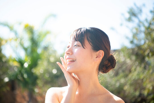 顔を触っている女性のビューティーイメージ