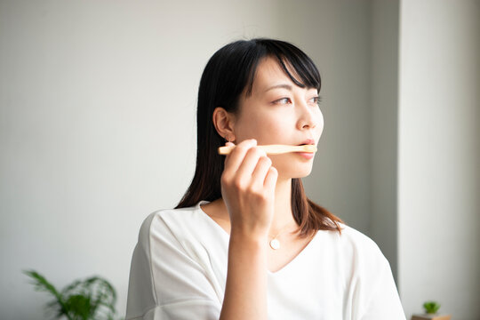 歯磨きをしている女性
