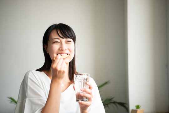 歯磨きをしている女性