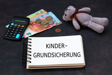 Kindergrundsicherung: Teddybär mit Euro Banknoten, Taschenrechner und dem Text...