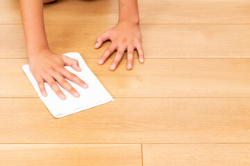 床を拭き掃除する手