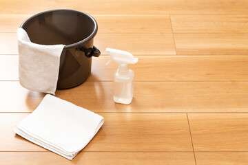 床に置かれた掃除用具