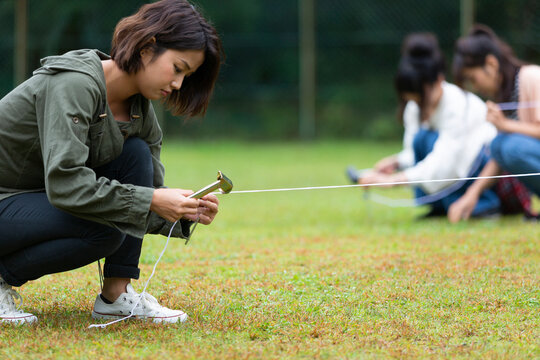 テントを張る女性