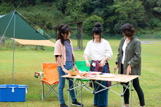 バーベキューの準備をする女性