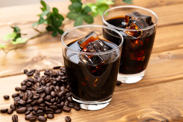 テーブルに置かれたアイスコーヒー