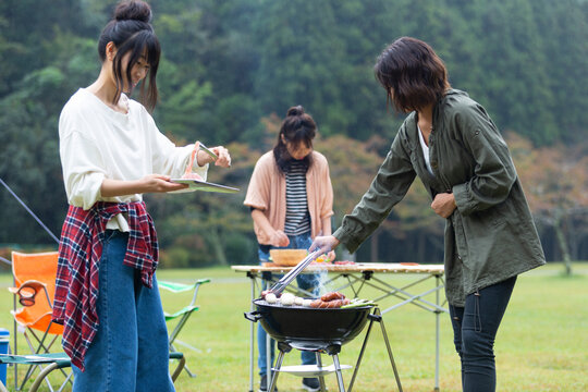バーベキューをする女性