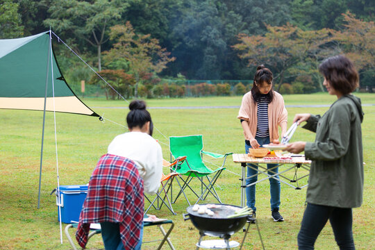 バーベキューをする女性