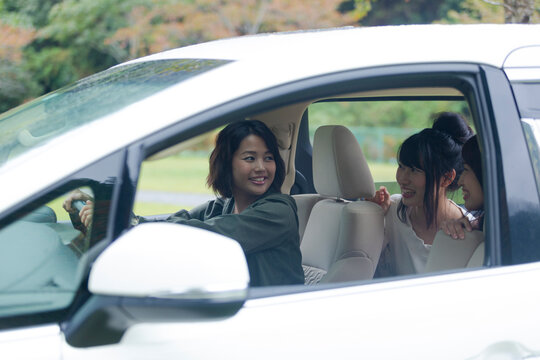 車の中で談笑する女性