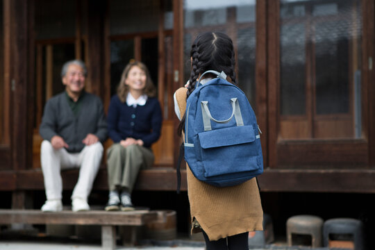 田舎の家で過ごすシニア夫婦と帰省した孫