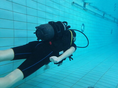 Diving course in a pool (confined water class)