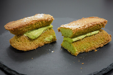 おやつは抹茶のダックワーズサンド