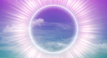 紫に染まる夕方、朝焼けの空の背景に浮かぶ光輪と放射状に広がる光　宗教・ひらめき・SF・超自然のイメージ