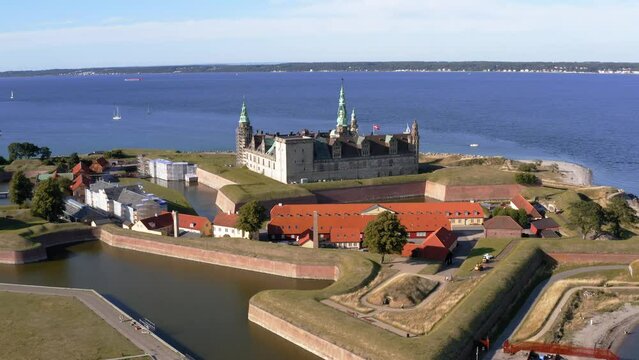 Luftaufnahme Schloss Kronborg (Kroneburg) in Helsing&oslash;r auf der Insel Seeland in D&auml;nemark