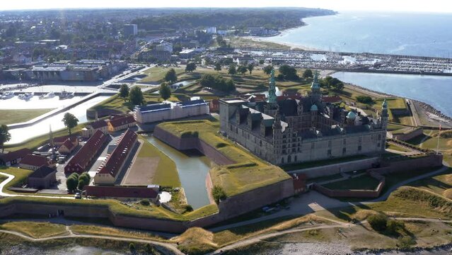 Luftaufnahme Schloss Kronborg (Kroneburg) in Helsing&oslash;r auf der Insel Seeland in D&auml;nemark