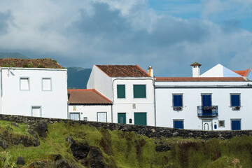 Fototapeta na wymiar Explorando a maravilha do Arquipélago dos Açores: a Ilha de São Miguel, um verdadeiro paraíso verde. A deslumbrante paisagem da Lagoa do Fogo, onde o azul intenso se funde com o verde. 