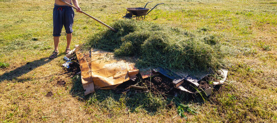 Obraz premium Preparation of a permaculture bed for growing hokkaido.