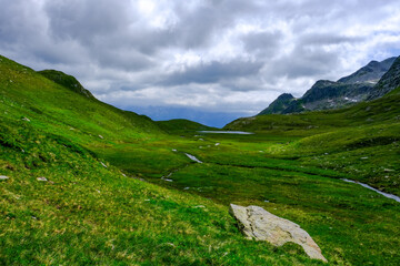 Fototapeta premium Alpe verso il Pizzo del Sole, Leventina, Ticino, Svizzera. Passo del Lucomagno. Alpi Lepontine