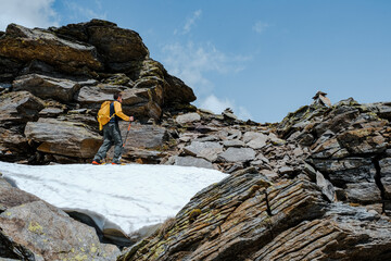 Obraz premium Alpinista affronta la cresta del Pizzo del Sole, Ticino-Grigioni, Lucomagno, Svizzera. Alpi Lepontine