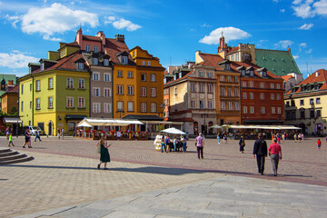 Colorful old buildings on the Castle square (Plac Zamkowy) in the Old Town (Stare Miasto) of Warsaw, Poland. UNESCO World Heritage Site © Blumesser