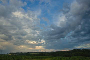 Obraz na płótnie Canvas colorful clouds over the fields, kolorowe chmury nad polami