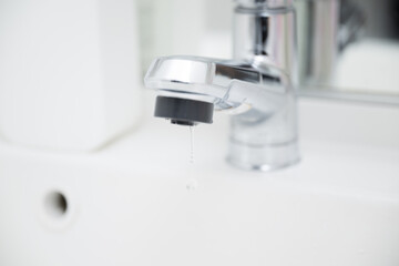 水道の蛇口から出てくる水の様子