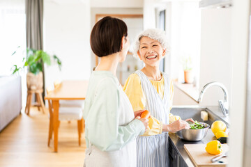 Obraz na płótnie Canvas 一緒に調理をする２人の女性