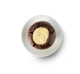Muffin de chocolate sobre fondo blanco