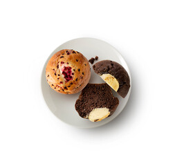 Muffin de fresa y muffin de chocolate cortado, vista cenital. Strawberry muffin and cut chocolate muffin, overhead view.