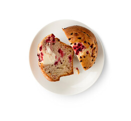 Muffin de fresa abierto sobre fondo blanco, vista cenital. Open strawberry muffin on white background, overhead view