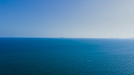 Obraz premium High angle view of the sea, Koh Khai, a major tourist attraction Soak up the sun or go on an adventure trip. Take a walk and take pictures with the white beach mountains.