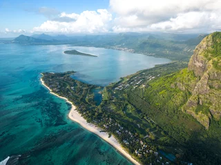 Cercles muraux Le Morne, Maurice Incredible view of Le Morne mountain in Mauritius. Picture taken from drone