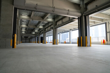 業務用の巨大な物流倉庫、新設された巨大物流センター