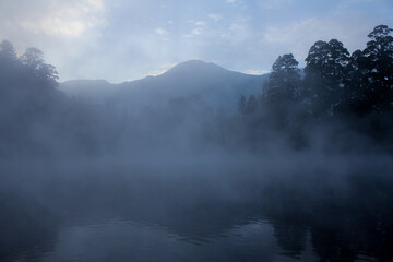 朝霧に包まれた幻想的な金鱗湖