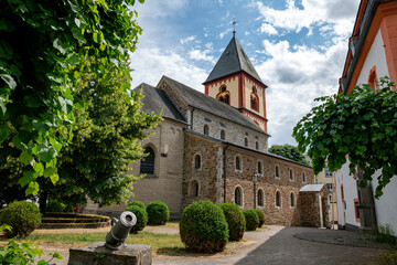 Fototapeta na wymiar the church and a cannon in the town of erpel in germany
