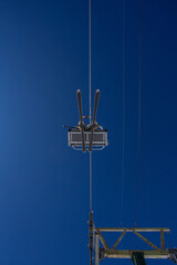 Esquiadores en la aerosilla de Cerro Catedral, Argentina.