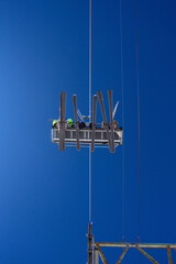 Esquiadores en la aerosilla de Cerro Catedral, Argentina.