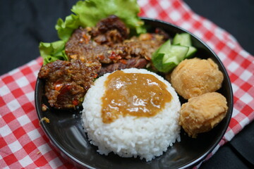  Nasi empal gepuk dan tahu