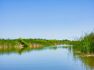 Obraz premium Sunny landscape of Lake Overholser