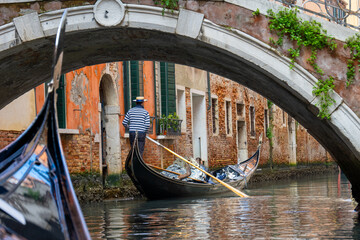 Venice Gondola under Bridge - obrazy, fototapety, plakaty